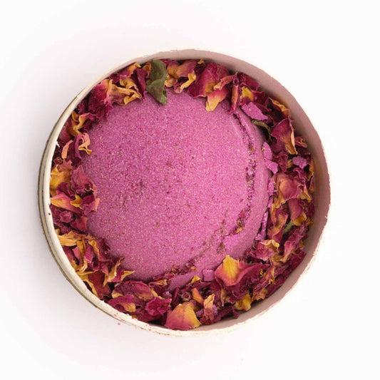 Badebombe mit Ylang-Ylang, Ingwer & Rosenblättern - „Heart Bloom“